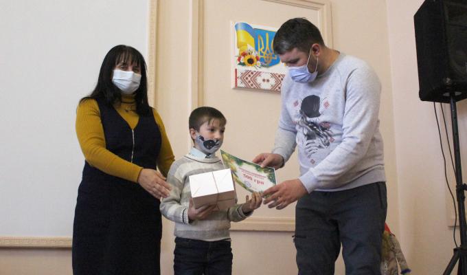На Попаснянщині привітали з Днем Святого Миколая дітей-сиріт та дітей, позбавлених батьківського піклування