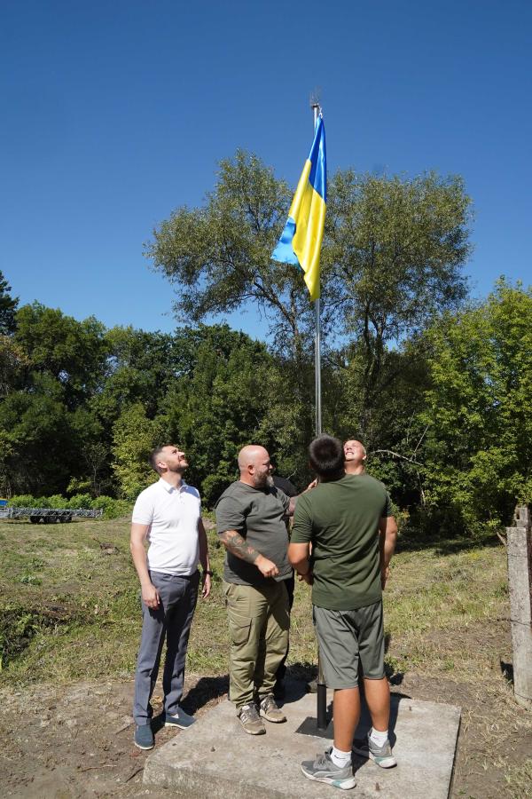 Над бджолофермою «Династія Рясних» тепер майорить Державний Прапор