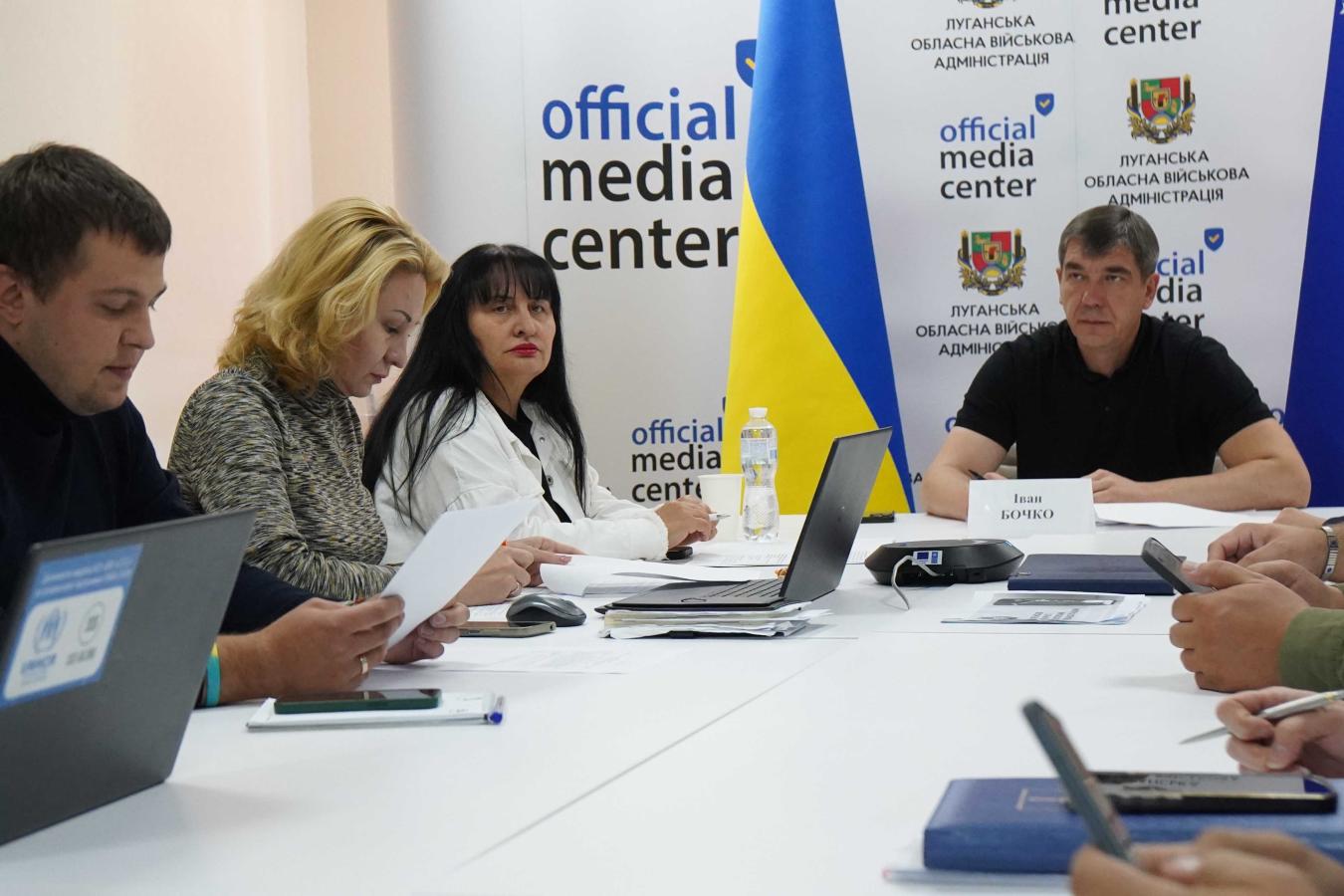 Сьогодні у Луганській обласній державній адміністрації відбулося чергове засідання Координаційного центру підтримки цивільного населення.   Захід провів перший заступник голови ОДА, керівник Координаційного центру Іван Бочко.  «Робота Координаційного центру показує: навіть в умовах релокації Луганщина продовжує системно підтримувати своїх людей – і кількість реалізованих програм це підтверджує», – зазначив на початку зустрічі Іван Бочко.  Під час підбиття підсумків роботи Управління з питань ветеранської по