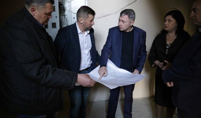 Будинок для переселенців у Рубіжному – на завершальній стадії будівництва: Юрій Гарбуз провів виїзну нараду на об’єкті