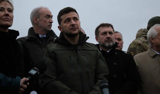 Володимир Зеленський оглянув відбудований міст у Станиці Луганській та доручив відремонтувати дорогу до нього