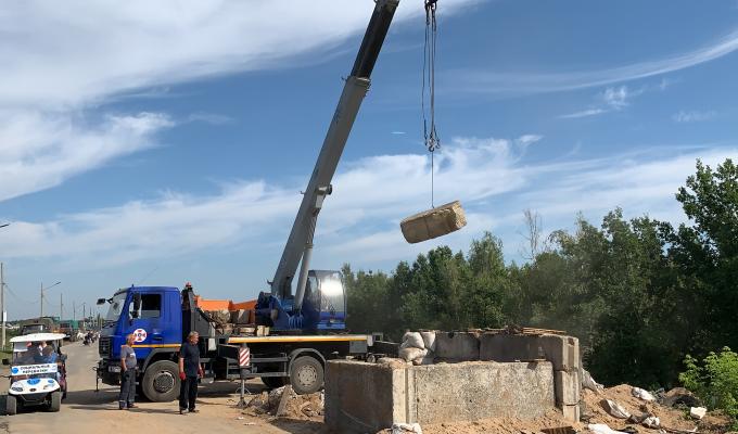 Єднаємо Луганщину: продовжується виконання відновлювальних робіт біля зруйнованої частини мосту