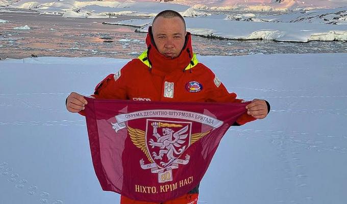 Навіть Антарктика стала марунового кольору!