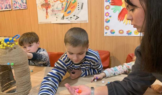 По п'ятницях у Кремінському хабі у Дніпрі відбуваються розвиваючі уроки для дошкільнят