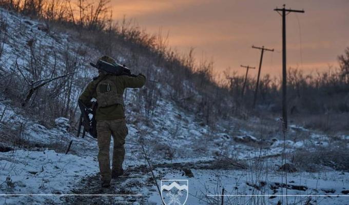 У Невському та Новолюбівці зафіксовано кілька вибухів, «чекайте Нового року» – жителям Суходольська навіть не обіцяють повернути зниклі 11 грудня світло і опалення, у Перевальську надані рф контейнери для сміття замінили на старі 