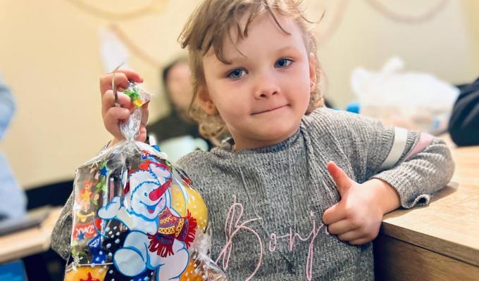 Різдвяні солодощі для дітей-переселенців вручили луганські поліцейські