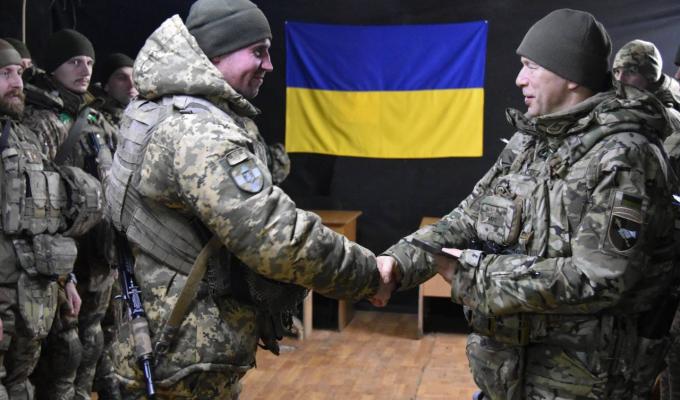 Державні нагороди, відзнаки та цінні подарунки: Олександр Сирський, команчувач Сухопотних військ ЗСУ відвідав військовослужбовців на нашому напрямку