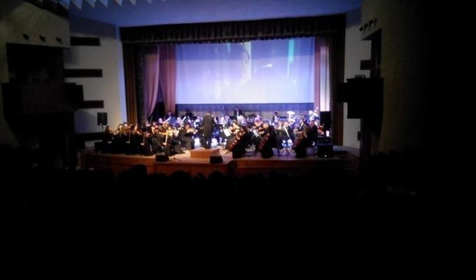 4 червня Луганська обласна філармонія запрошує на концерт Академічного симфонічного оркестру під керівництвом відомого американського диригента Вінстона Фогеля