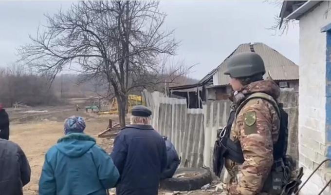 Поліцейські привезли в деокуповані села Луганщини хліб