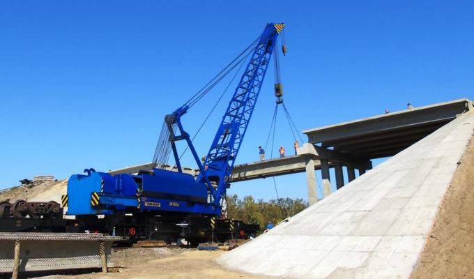 Триває відбудова мосту, що з’єднує Попаснянський район із Донецькою областю 