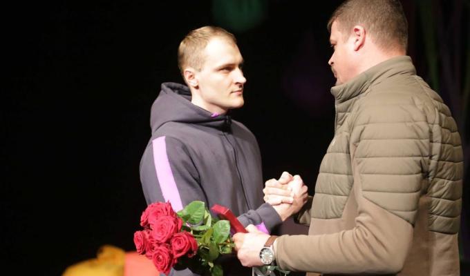 «Сьогодні театр починається з людей»: Артем Лисогор вручив почесне звання «Заслуженого артиста України» актору Денису Пономаренку