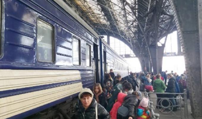 Сергій  Гайдай: вночі три евакуаційні поїзди з жителями Луганщини і Донеччини вирушили на захід – колію відремонтовано