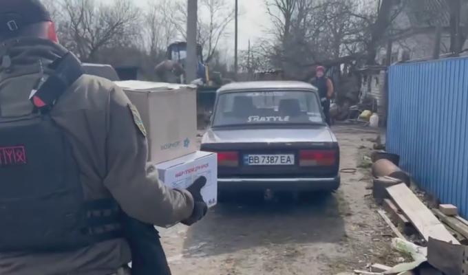 Поліцейські Луганщини доставили гуманітарну допомогу у прифронтові Невське, Макіївку та Греківку