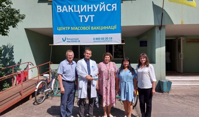Катерина Безгинська відвідала центр масової вакцинації у Новоайдарі
