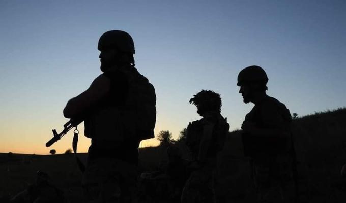 На блокпосту перед Сєвєродонецьком ретельно перевіряють чоловіків, у місті за спробу відеоз’омки можуть забрати «на підвал», на Лиманському напрямку ворогу завдано комплексного вогневого ураження