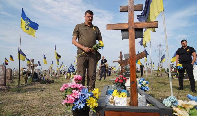 Артем Лисогор віддав шану загиблим Героям Луганщини