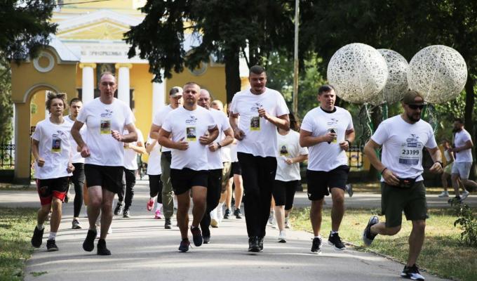 Артем Лисогор пробіг дистанцію в пам’ять про відомого усім луганчанам військовослужбовця Андрія Жидкова на псевдо «Прєпод» 