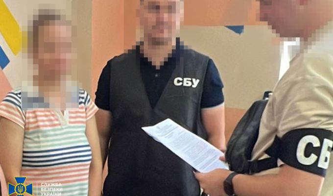 СБУ затримала колаборантку, яка співпрацювала з окупаційною адміністрацією рф на Луганщині 
