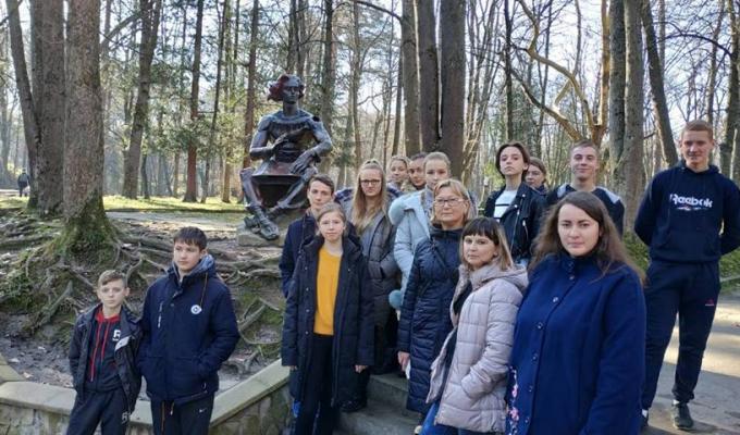 Учні та вчителі сватівської гімназії побували на Львівщині