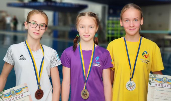 Три золота та срібло – загальний доробок представниці Луганщини на всеукраїнському турнірі зі стрибків у воду