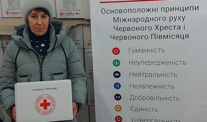 У Нижньодуванському хабі в Харкові триває видача гігієнічних наборів від Товариства Червоного Хреста України