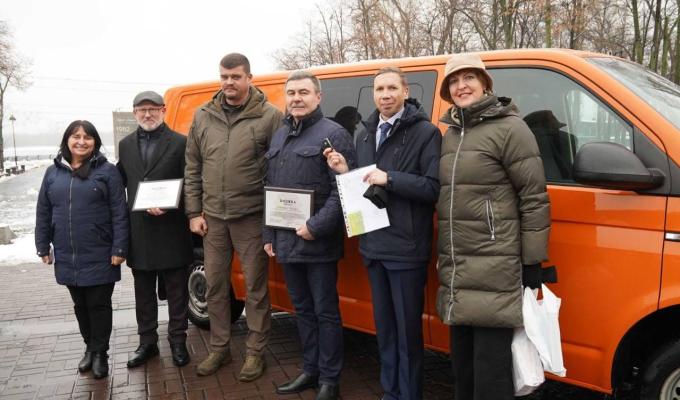 Луганський обласний центр соціальної реабілітації дітей-інвалідів «Відродження» одержав новий спеціальний автомобіль