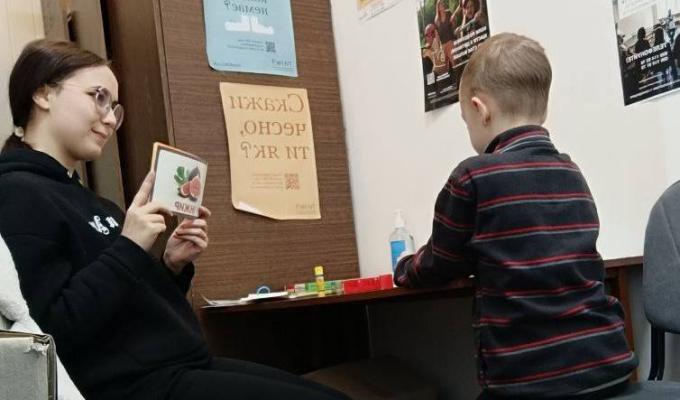 У хабі в Івано-Франківську проводить заняття логопед