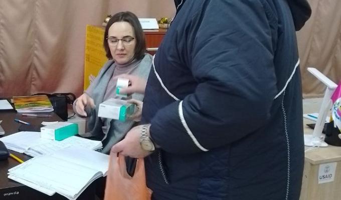 У Сватівському хабі в Броварах медичним працівником видаються гуманітарні ліки 