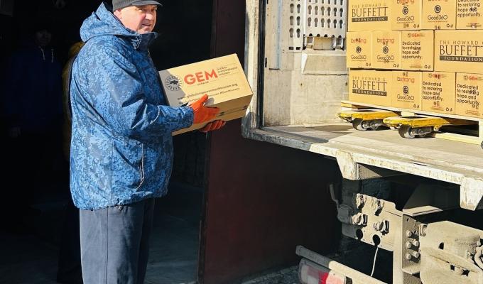 У місті Самар на Дніпропетровщині видають допомогу від благодійників