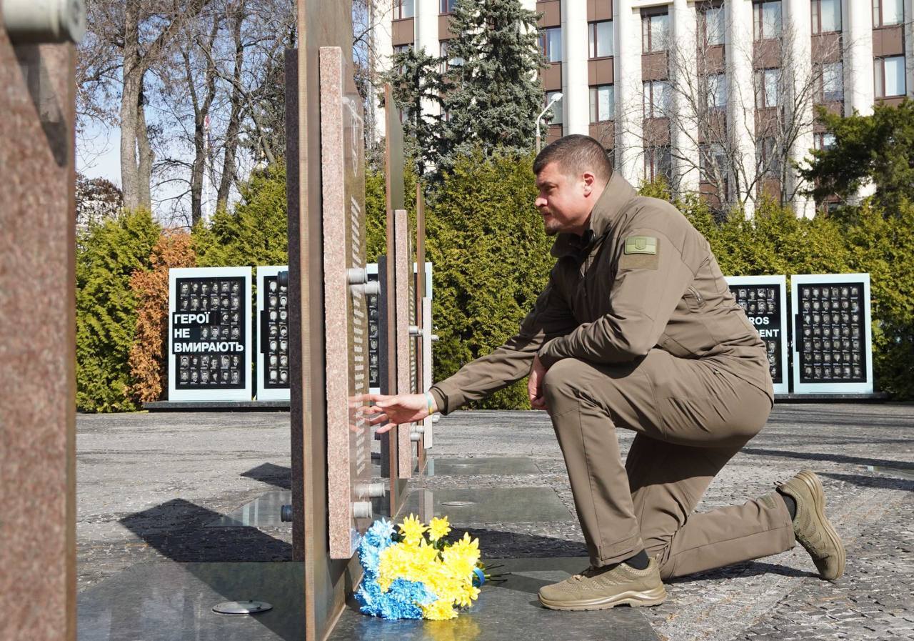 Артем Лисогор поклав квіти до меморіальних знаків, присвячених добровольчому руху