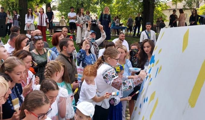 Очільники Луганщини та Львівщини долучились до створення картини «Незалежні»