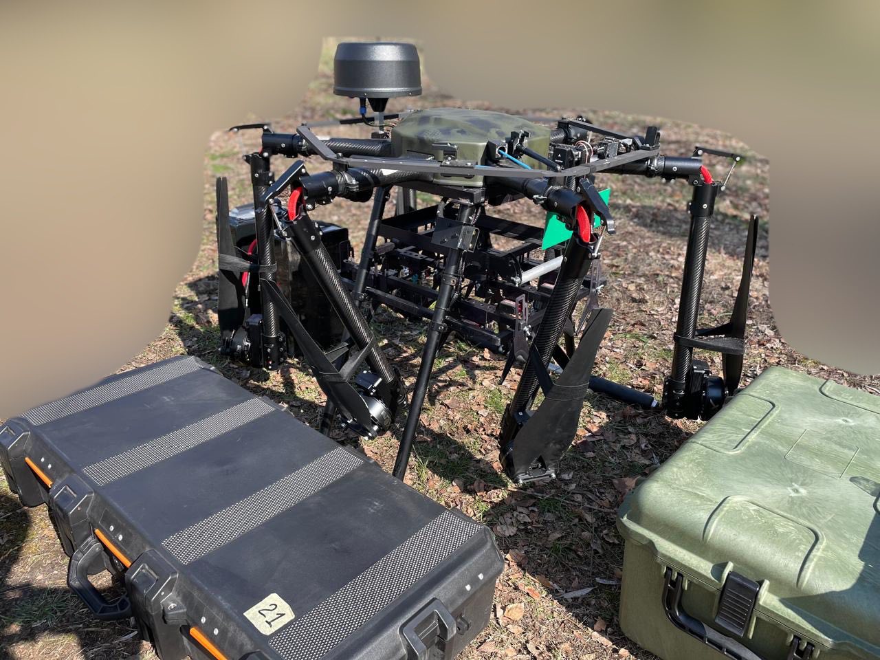 Артем Лисогор: два ударні мультикоптери-бомбардувальники передані артилеристам 40-ї бригади