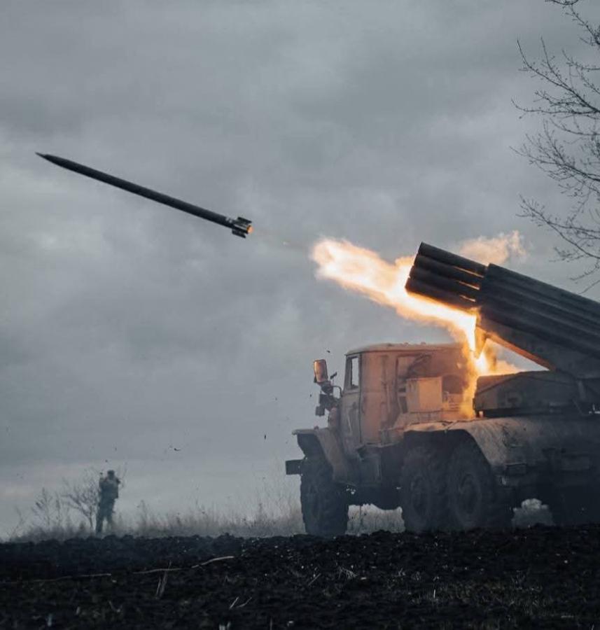 Понад шість мільйонів заборгували окупанти комунальникам Кремінної, у Лисичанську росіяни вчергове заявлять про завершення ремонту теплотрас і водогонів – опалення і води в містян немає з 2022 року, ворожі атаки відбиті від Білогорівки