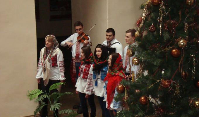 Свята тривають: «Пустіть до хати колядувати!»