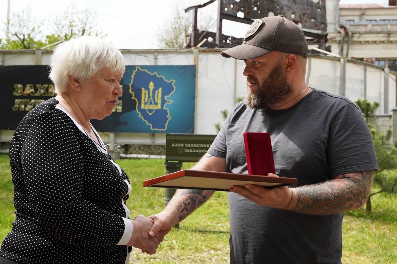 Втратила сина, але стала підтримкою для його побратимів – матері загиблого прикордонника вручили відзнаку Глави держави «За оборону України»