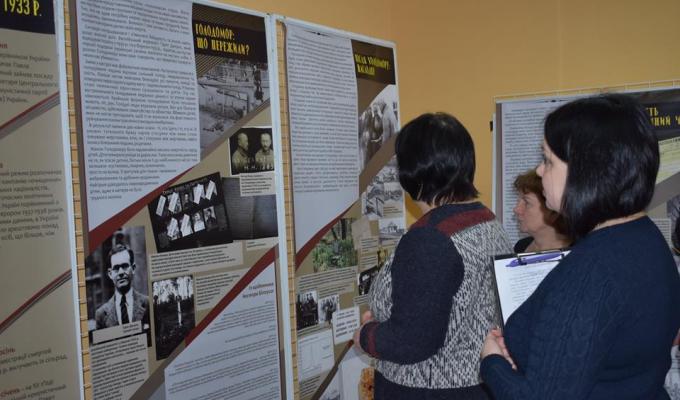У Кремінській бібліотеці відкрилась пересувна виставка «Голодомор 1932-1933. Геноцид голодом»