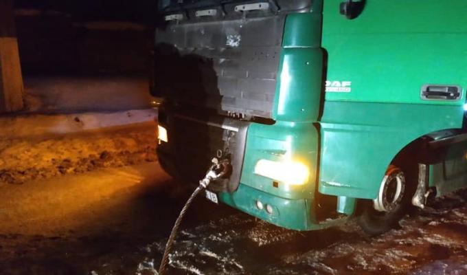 Техніка ОТУ «Північ» допомогла звільнити автомобілі зі снігового полону 