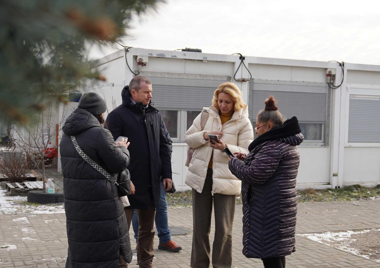 Теплі речі від благодійників одержали луганчани, що мешкають у модульному містечку в Дніпрі, релокована лікарня зі Старобільська – медичні засоби