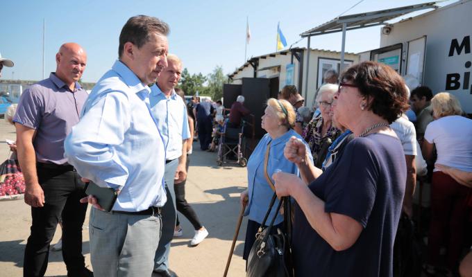 Віталій Комарницький проінспектував роботу КПВВ «Станиця Луганська»