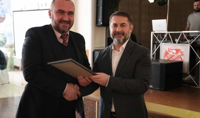 Подарований аграріями Луганщини коровай Сергій Гайдай передав дітям