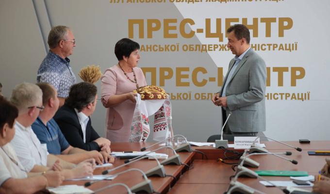 Віталій Комарницький привітав аграріїв із зібраним 1 млн тонн зернових