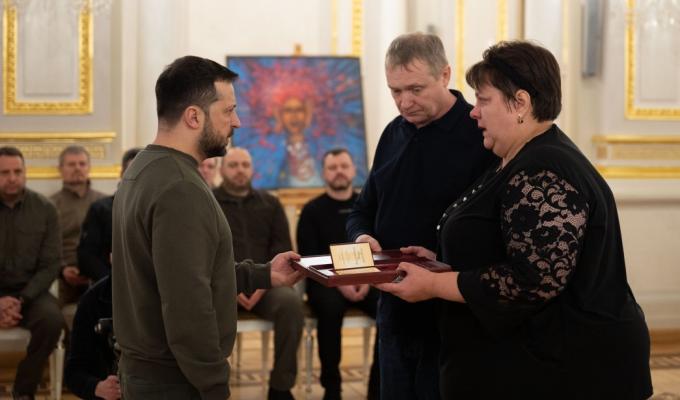 Батьки полеглого Героя України з Луганщини отримали від Глави держави «Золоту зірку»