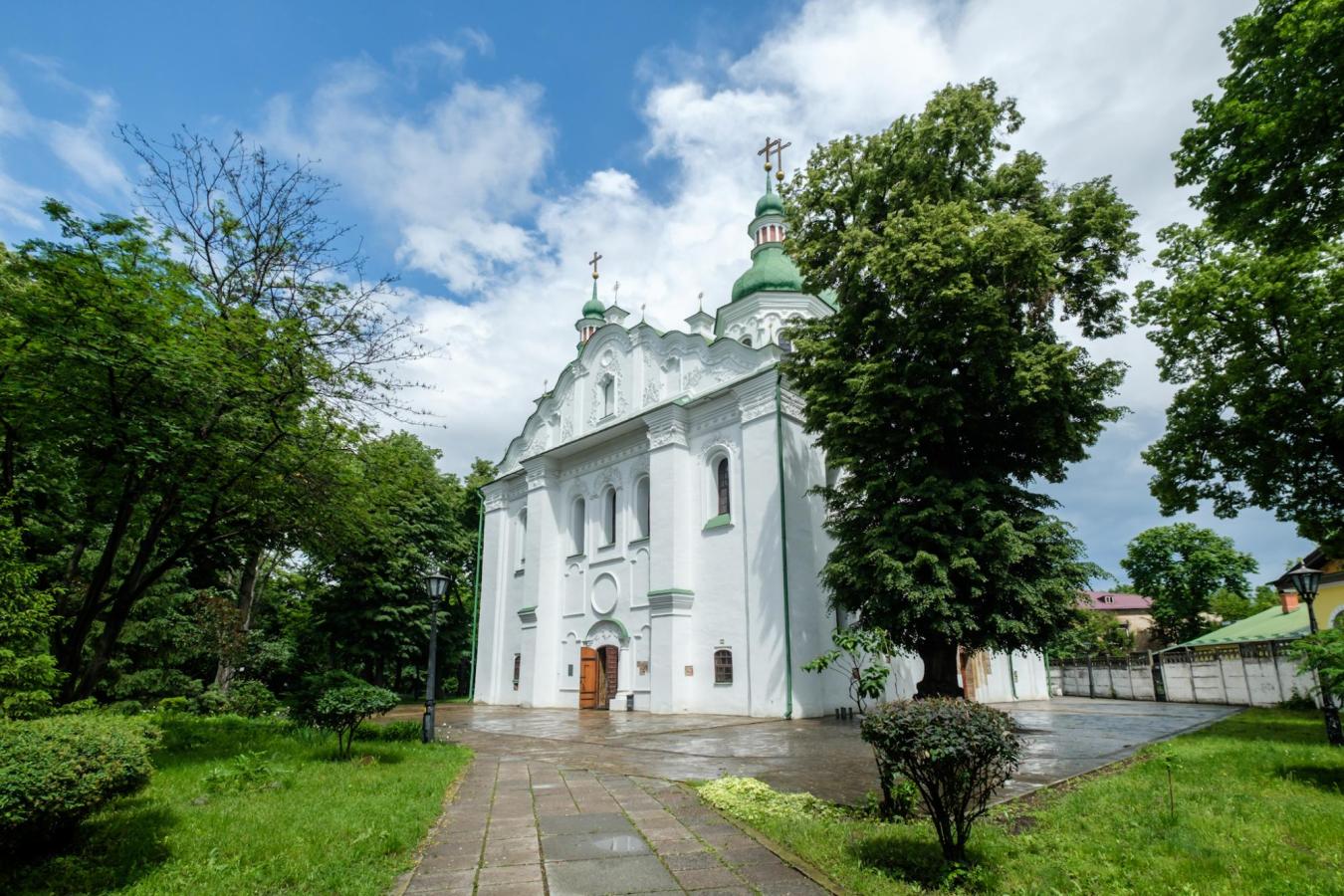 На луганчан чекають у  Кирилівській церкві в Києві