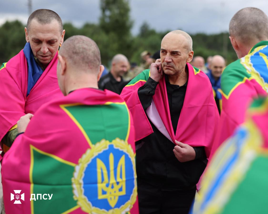 Після трьох років і двох місяців у неволі з полону повернувся прикордонник Луганського загону Вадим Сотник