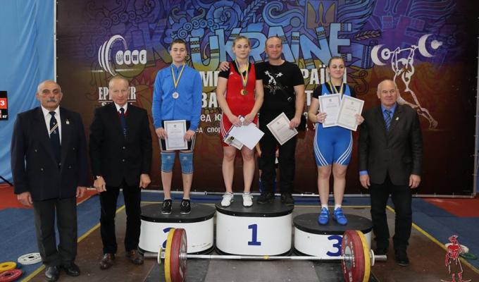 Наші важкоатлети привезли низку нагород різного ґатунку зі всеукраїнських змагань