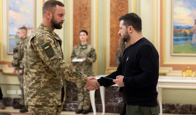 Військовому з Сєвєродонецька Олександру Коваленку Глава держави вручив сертифікат на отримання квартири