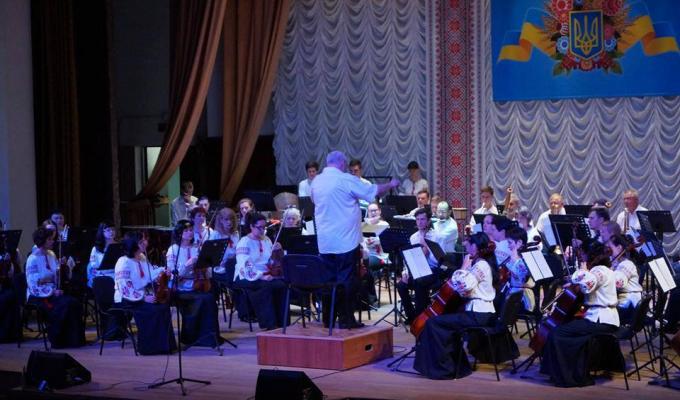 Луганська обласна філармонія запросила всіх бажаючих на урочистий концерт з нагоди відзначення 21-ї річниці Конституції України