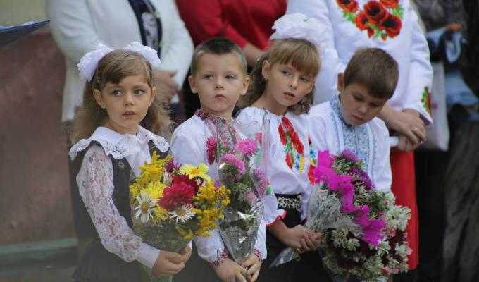 Першачки прифронтової Трьохізбенки ходитимуть до школи у вишиванках від Юрія Гарбуза