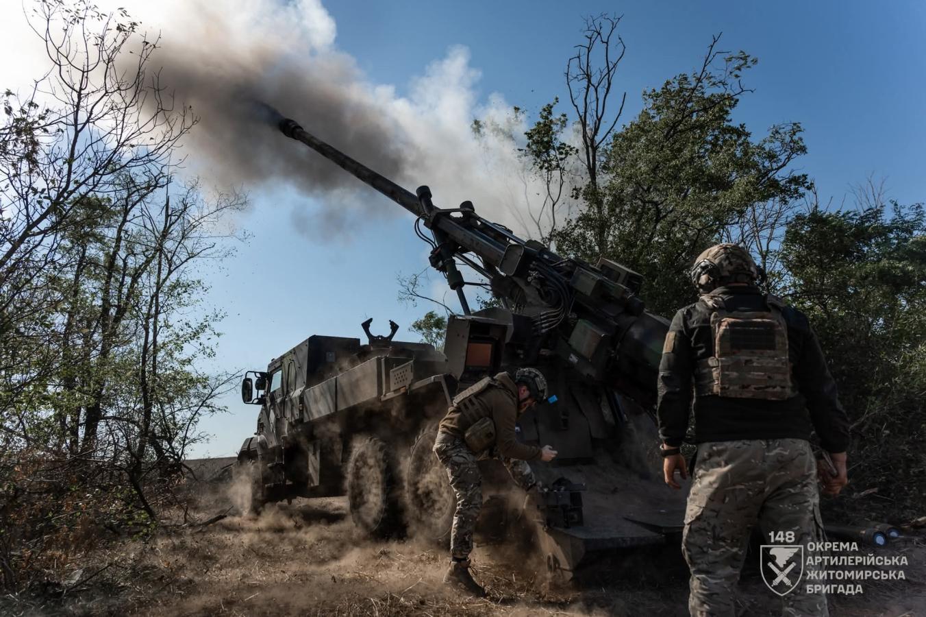 Окупанти не можуть впоратися із черговою лісовою пожежею – вогонь перекинувся на житлову забудову, в «лнр» виник дефіцит бензину – видають по талонах, противник застосував реактивну артилерію на нашій ділянці фронту