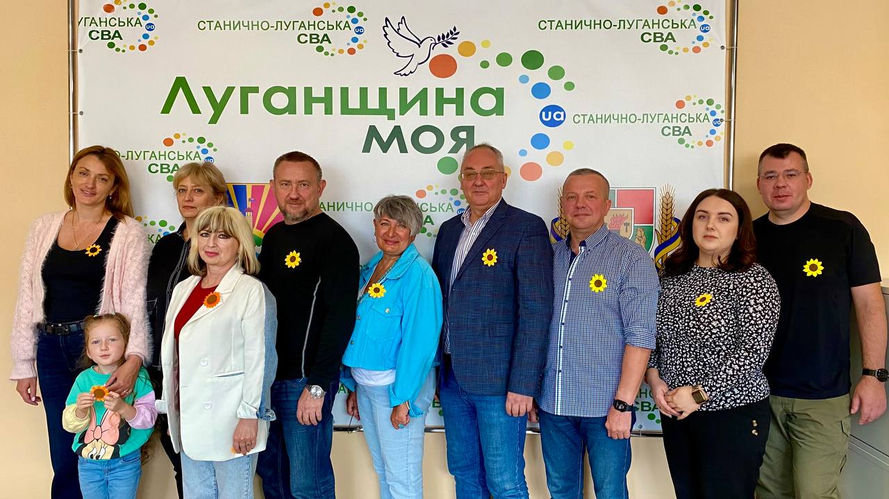 Майстер-клас із виготовлення соняхів до Дня пам’яті Захисників України відбувся у Станично-Луганській СВА
